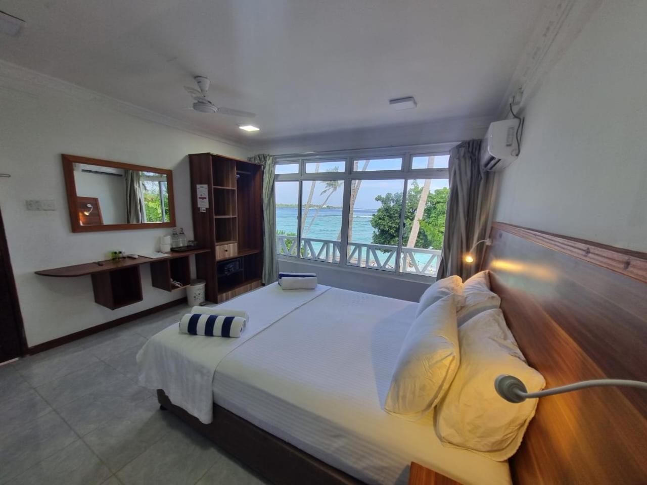 Batuta Maldives Surf View Ξενοδοχείο Thulusdhoo Εξωτερικό φωτογραφία