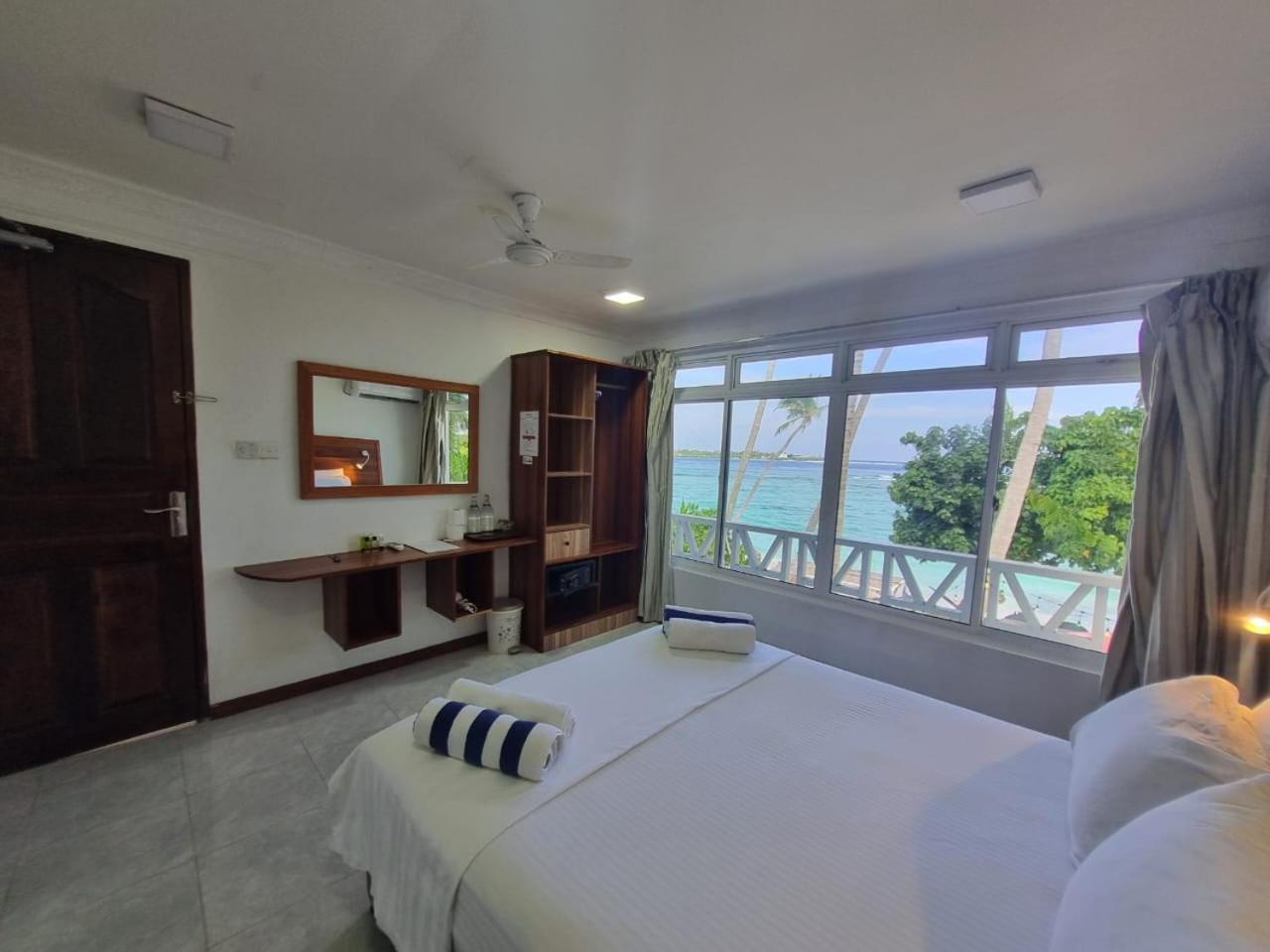 Batuta Maldives Surf View Ξενοδοχείο Thulusdhoo Εξωτερικό φωτογραφία